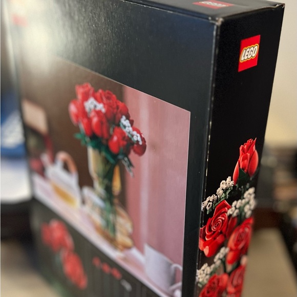LEGO Botanical Collection Red Rose Bouquet - Picture 4 of 8